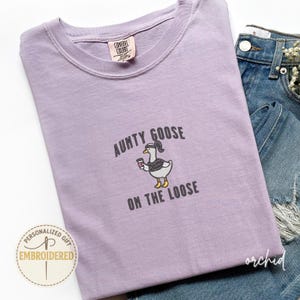 刺繍入りAuntie Silly Gooseシャツ、Cool Aunts Club Tシャツ、Auntie Goose On The Looseシャツ、おばさんへの面白いガチョウ好きギフト、妊娠E007
