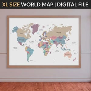 Könnte beinhalten: Eine gerahmte Weltkarte in verschiedenen Farben, darunter Blau, Beige und Rosa, hängt an einer weißen Wand. Die Karte ist mit Ländernamen und Ozeanen beschriftet. Der Text "XL SIZE WORLD MAP | DIGITAL FILE" steht oben.