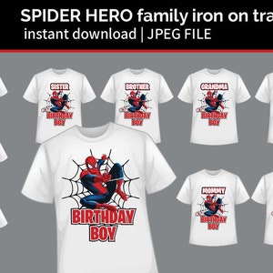 Może przedstawiać: Białe koszulki z grafiką Spider-Mana i napisem "BIRTHDAY BOY". Koszulki są oznaczone dla członków rodziny: Ciocia, Siostra, Brat, Babcia, Dziadek, Wujek, Kuzyn, Mama i Tata. Logo The Crow Paper znajduje się w lewym górnym rogu.