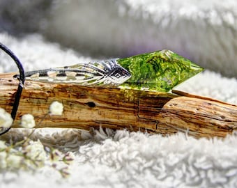 Pendulum pendant with real moss and epoxy resin, formed like a crystal