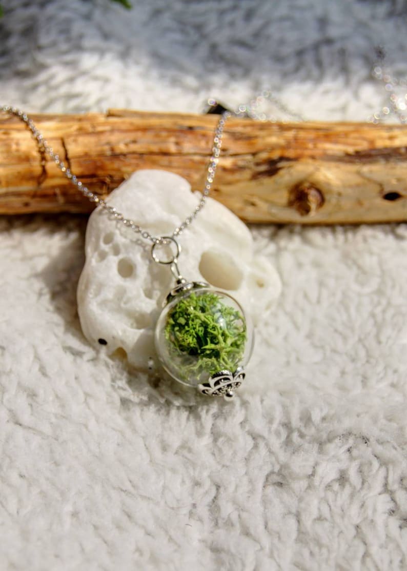 Delicate necklace with real moss in a little glass sphere image 2