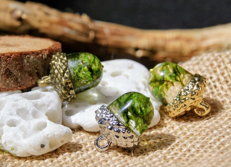 Acorn pendant with real moss and cap in bronze/silver/gold image 5