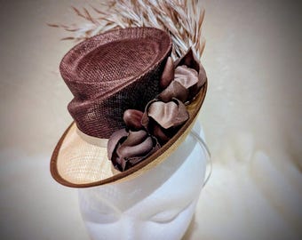 Mini Hut Fascinator aus Schokolade und Creme