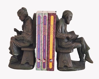 Par de sujetalibros decorativos de piedra fundida.