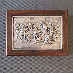Scatola per sigarette in legno con rilievo placcato argento antico