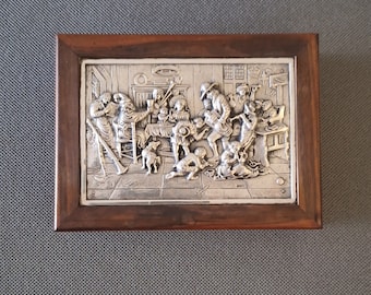 Scatola per sigarette in legno con rilievo placcato argento antico