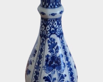 Un antico vaso in porcellana Fles Delft, 1916.