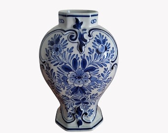 Antieke Royal Delft Louis XV vaas, 1903, handbeschilderde blauw-witte Delftse urn, De Porceleyne Fles.