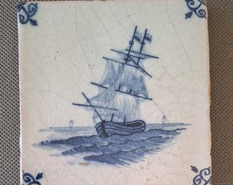 Antike holländische Delft-Kachel - 1700er Jahre - Handbemalte Blau-Weiß-Segelschiff-Keramikwandfliese.