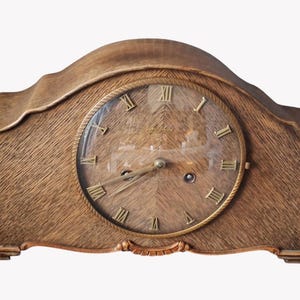 Junghans W278a eikenhouten pendule uit 1939, Duitse buffetslingerklok, tweekleurige bel, werkend met sleutel.