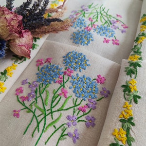 Vintage hand embroidered Irish linen tablecloth ~ Fairistytch Alllium