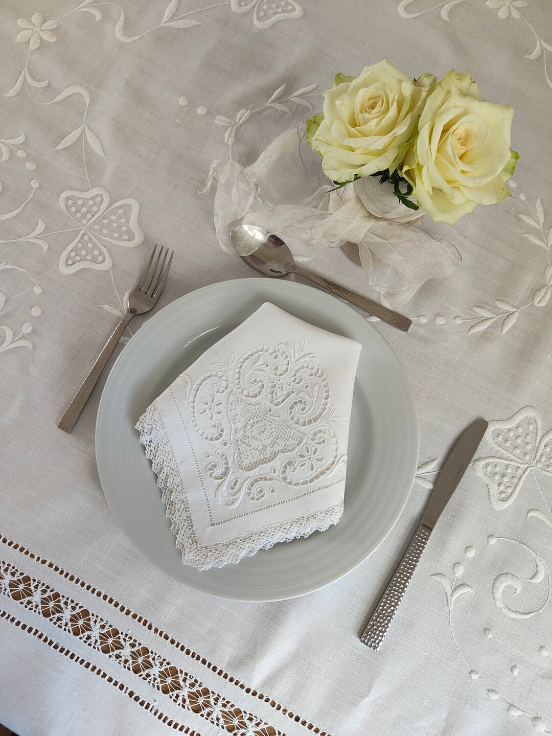 Large Unused Vintage Irish Linen Tablecloth/bedspread Embroidered With