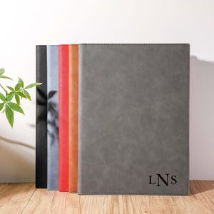 Portafolio de cuero personalizado Portafolio de carpetas A4, Padfolio de cuero vegano para hombres mujeres, Portafolio grabado, Regalo de oficina, Regalos para maestros