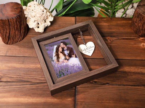 Cadre photo 4x6 personnalisé double face avec pendentif cœur rotatif - Cadeau d'anniversaire | Leroy Merlin Cadre photo 4x6 personnalisé double face avec pendentif cœur rotatif - Cadeau d'anniversaire | Leroy Merlin