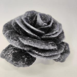 Blomfilt, brudtärnesmycken, filtblommor, filtbrosch, filtblombrosch, filtblomma, blombrosch, handgjord brosch, ullbrosch