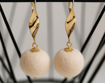 Handgemaakte oorbellen van merinowolvilt, hangende statement-sieraden