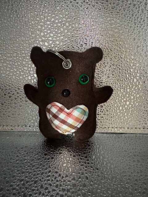 Memory Bear Schlüsselanhänger oder Taschenanhänger, hergestellt aus einem Material Ihrer Wahl, das für Sie eine Bedeutung hat. Jeder Bär hat eine Kugel getrockneter Lavendel.