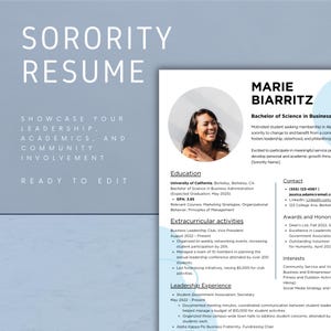 Op de afbeelding: Een sjabloon voor een studentenvereniging-cv met een blauw en wit ontwerp. Het cv bevat secties voor opleiding, buitenschoolse activiteiten, leiderschapservaring en contactgegevens. De tekst luidt "Sorority Resume" en "Ready to Edit".