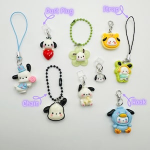 Può includere: Una collezione di dieci ciondoli colorati con cani dei cartoni animati, un fiore, un pinguino e una tigre. I ciondoli sono attaccati a vari tipi di catene, cinturini e ganci. I ciondoli sono in plastica e hanno una finitura lucida.
