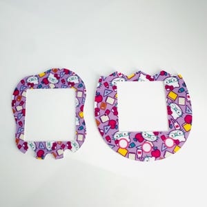 Pode incluir: Dois protetores de tela para um dispositivo eletrônico portátil com tema Hello Kitty, de cor roxa e branca. Os protetores de tela apresentam um padrão repetitivo de Hello Kitty usando óculos e segurando materiais escolares, como uma maçã, um lápis e uma régua.