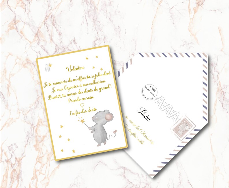 Op de afbeelding: Een witte kaart met een gouden rand en een bericht over een verloren tand. De kaart toont een cartoonmuis die een sterrewand houdt en de tekst "Valentine, Je te remercie de m'offrir ta si jolie dent. Je vais l'ajouter &agrave; ma collection. Bient&ocirc;t, tu auras des dents de grand! Prends-en soin. La f&eacute;e des dents."