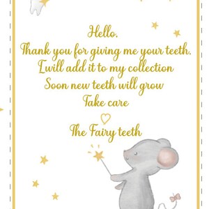Op de afbeelding: Een witte kaart met een gouden rand en gouden sterren. De kaart heeft een bericht dat zegt "Hallo. Bedankt dat je me je tanden hebt gegeven. Ik zal ze toevoegen aan mijn verzameling. Binnenkort zullen er nieuwe tanden groeien. Pas goed op jezelf. De tandenfee." Er is een cartoonmuis te zien die een toverstaf vasthoudt met een ster aan het einde.