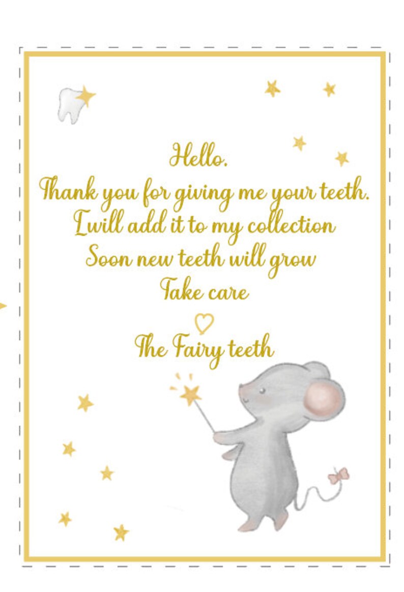 Op de afbeelding: Een witte kaart met een gouden rand en gouden sterren. De kaart heeft een bericht dat zegt "Hallo. Bedankt dat je me je tanden hebt gegeven. Ik zal ze toevoegen aan mijn verzameling. Binnenkort zullen er nieuwe tanden groeien. Pas goed op jezelf. De tandenfee." Er is een cartoonmuis te zien die een toverstaf vasthoudt met een ster aan het einde.