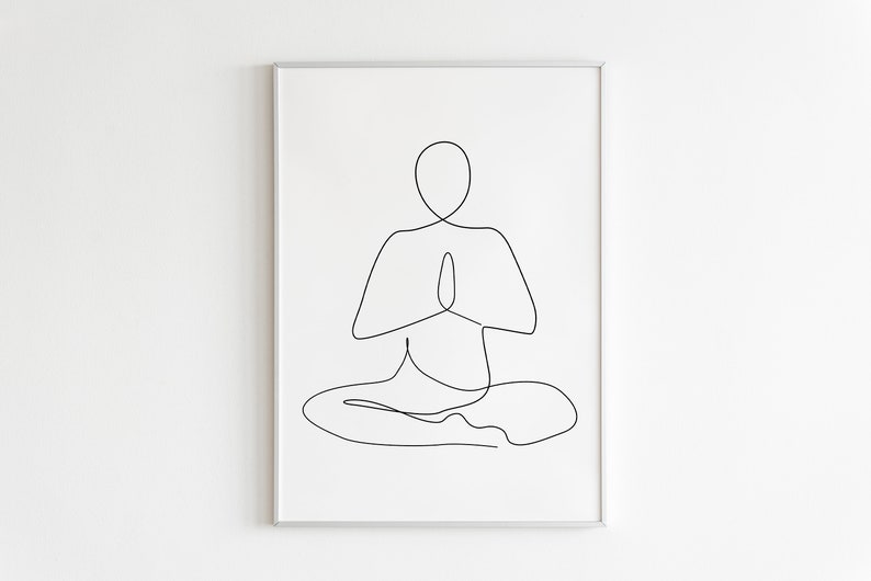 Puede incluir: Una impresi&oacute;n art&iacute;stica minimalista enmarcada que presenta un dibujo de l&iacute;nea negra continua de una persona en una postura de yoga sentada con las manos en oraci&oacute;n. La obra de arte est&aacute; sobre un fondo blanco.
