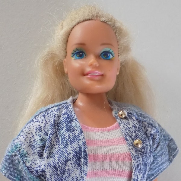 Poupée Barbie , vintage année 1990/2000 , top rayé blanc/rose , jupe et veste jean bleu.