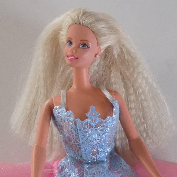 Poupée Barbie vintage année 1990 , bustier bleu , jupe rose avec gros boutons strass multicolores.