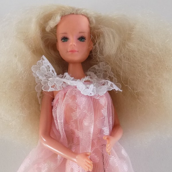 Poupée style Barbie , vintage année 1990/2000 , nuisette déshabillé transparent rose et blanc , cheveux blonds frisés.