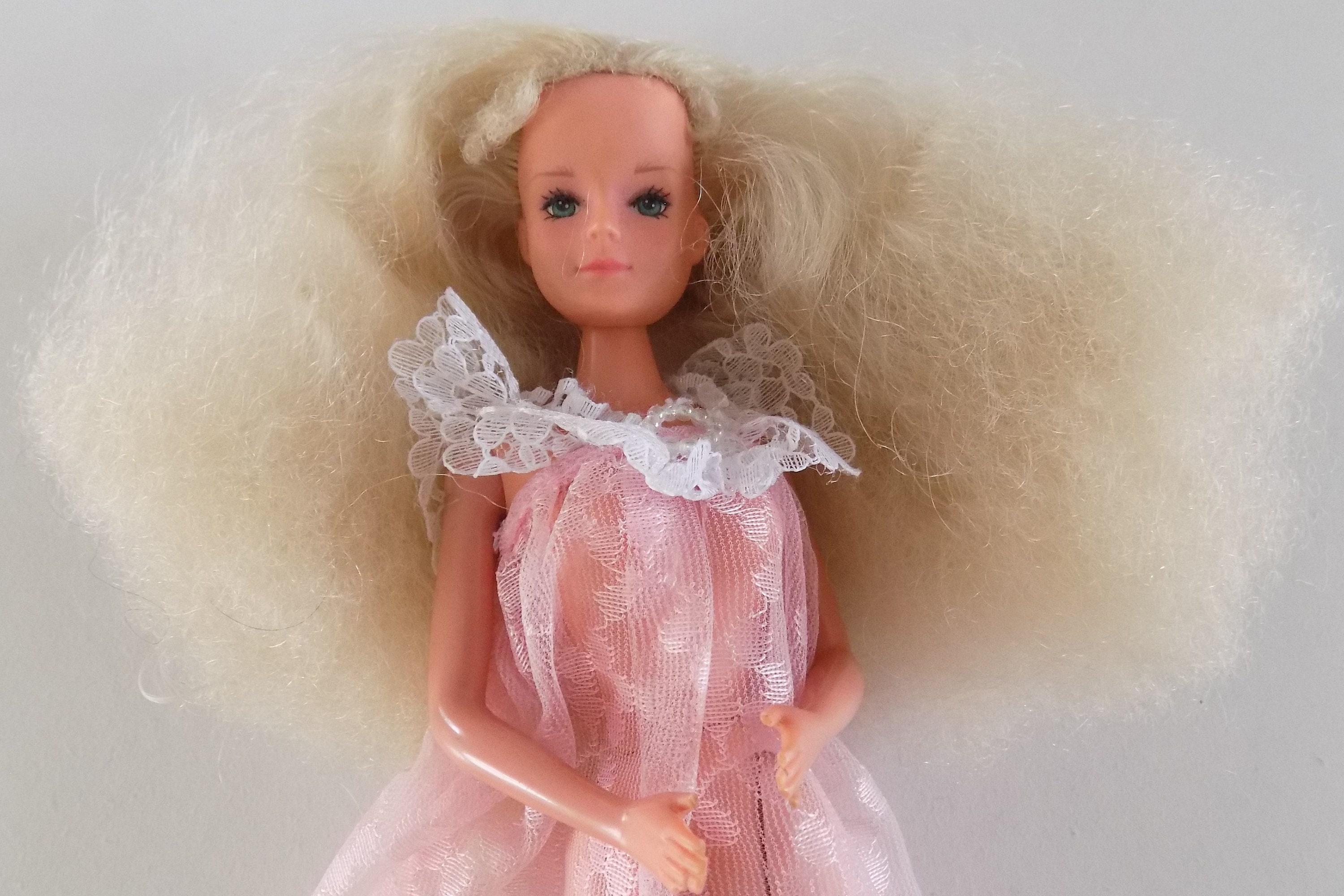 Barbie Brune Articulée Avec Robe Arc-en-ciel Extra Multicolore