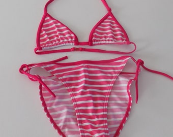 Maillot de bain 2 pièces , article de seconde main , vintage 2000,rayé rose et blanc , taille 14 ans.