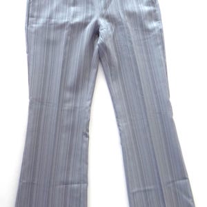 Klassische Second-Hand-Hose, Jahrgang 1990, hellgraue Farbe mit dunkelgrauen Streifen, Größe 36.