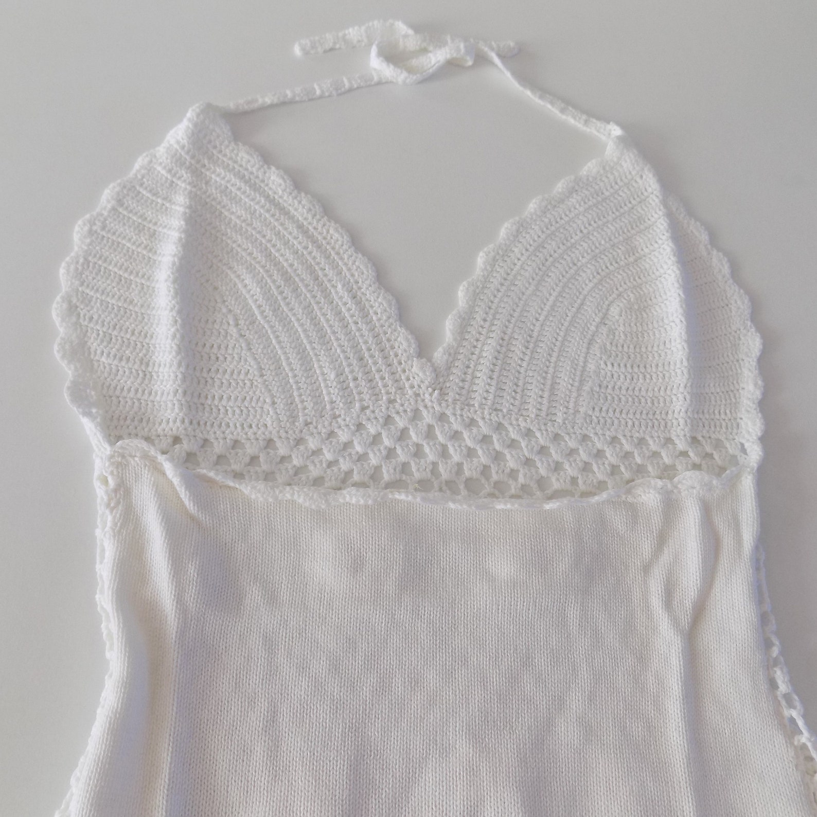 Top dos-nu crochet et tricot vintage ann?�e1990 article seconde main pour femmes, coloris blanc 