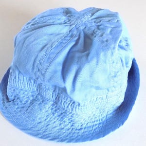 Second-hand vintage 1970 children&#39;s bucket hat in blue.