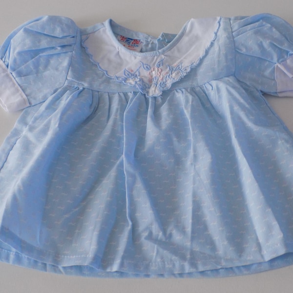 Robe pour bébé de seconde main , vintage 1980 , coloris bleu ciel , taille 6 mois.