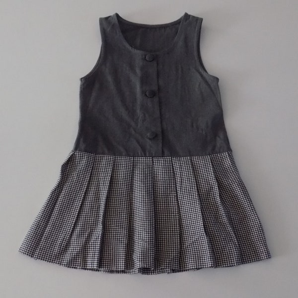 Robe chasuble pour enfants article de seconde main vintage 1990 coloris gris jupe motif pied de poule noir/blanc taille 6 ans.