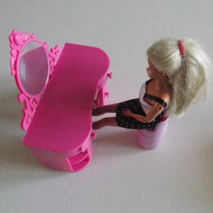 Acquista Moda rosa bambola di plastica mobili per camera da letto toletta e  accessori per sedie giocattolo per bambini regalo per bambini