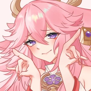Puede incluir: Un personaje de anime con cabello rosado y ojos morados, mostrando una sonrisa traviesa. Lleva un atuendo blanco y dorado con un dise&ntilde;o de flor morada.