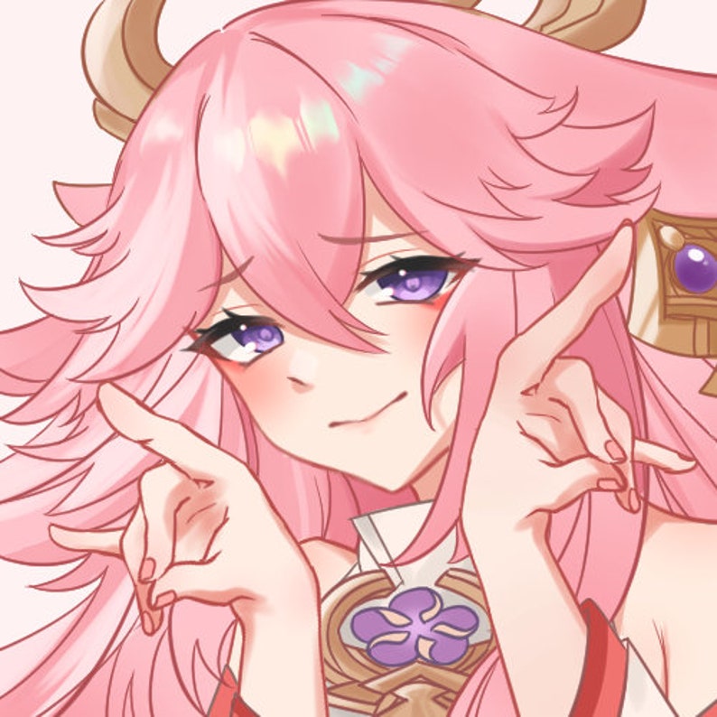 Puede incluir: Un personaje de anime con cabello rosado y ojos morados, mostrando una sonrisa traviesa. Lleva un atuendo blanco y dorado con un dise&ntilde;o de flor morada.