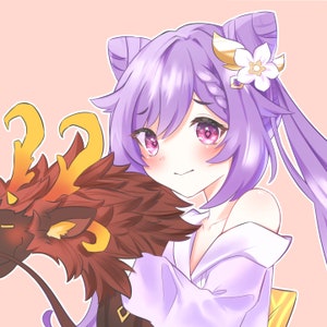 Puede incluir: Un personaje de anime con cabello morado y una flor en el cabello est&aacute; sosteniendo un drag&oacute;n de peluche rojo y naranja.