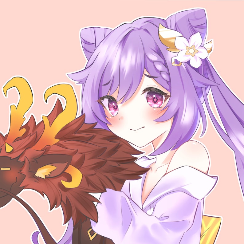 Puede incluir: Un personaje de anime con cabello morado y una flor en el cabello est&aacute; sosteniendo un drag&oacute;n de peluche rojo y naranja.