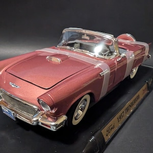1957 Ford Thunderbird 1:18 - Road Signature 