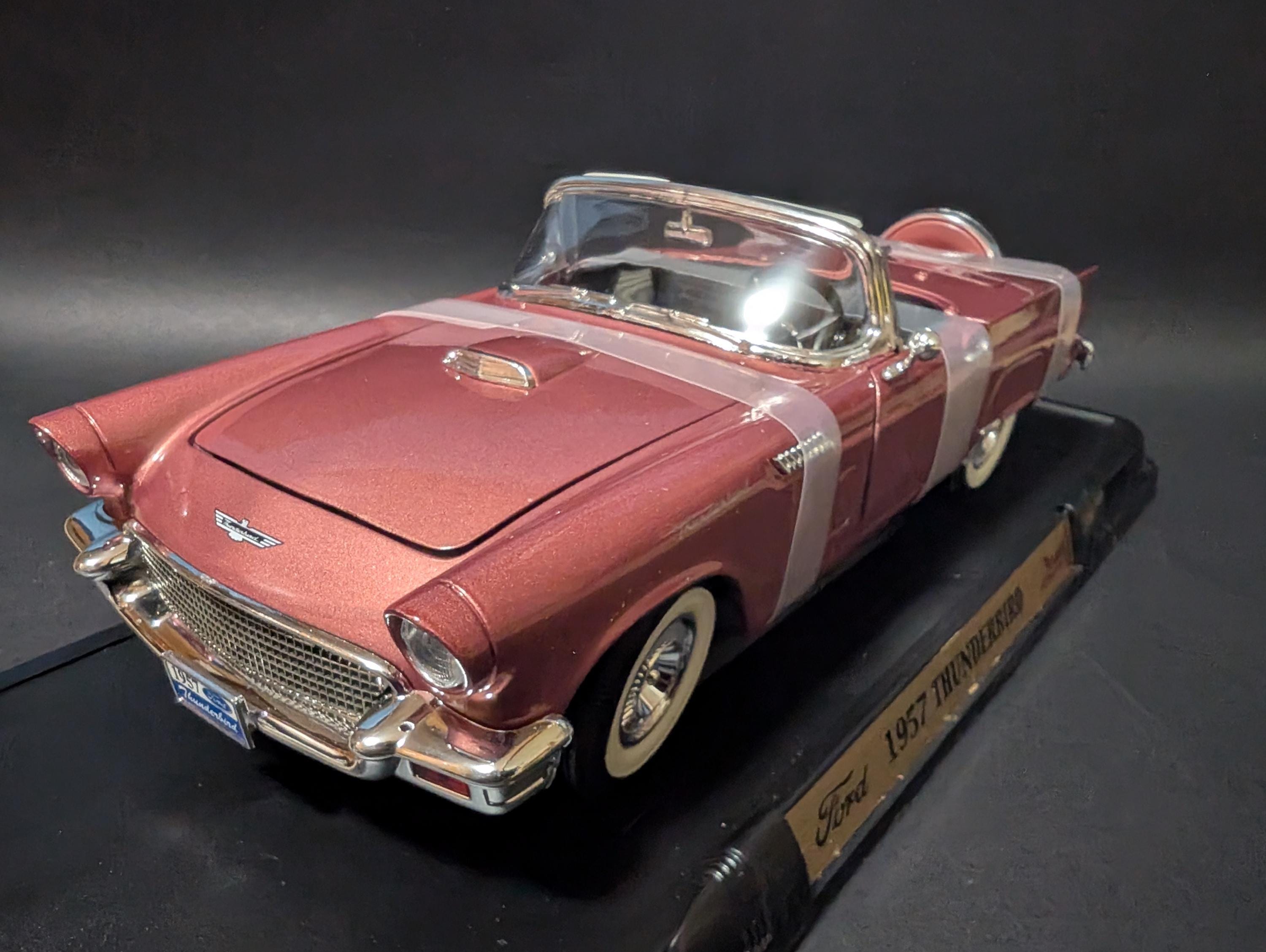 1957 Ford Thunderbird 1:18 - Road Signature 