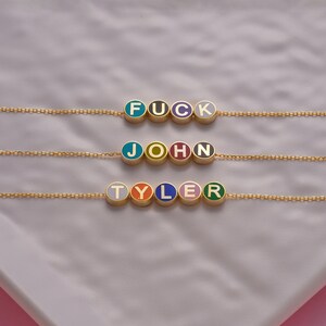 Collar con nombre y moneda de oro macizo personalizado, collar con disco con nombre esmaltado personalizado, collar con inicial personalizado, collar personalizable para regalo