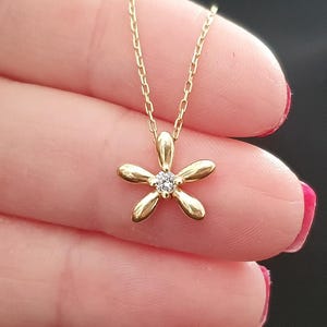 Diamond Flower Daisy Necklace, 10k 14k 18k Solid Gold Daisy Flower Necklace, 0,07 Karat Natural Diamond Flower Necklace For Mothers Day Gift