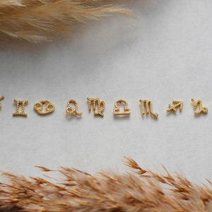 Solidne złote kolczyki z symbolem zodiaku, delikatne kolczyki zodiaku dla mamy, kolczyki astrologiczne na prezent urodzinowy, para pojedynczych kolczyków z zawieszkami zodiaku