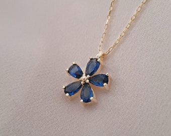 Zarte Gold Saphir Daisy Halskette, zierliche Blumen Charm Halskette für Mutter, September Birthstone Halskette für Geburtstagsgeschenk, Weihnachtsgeschenk
