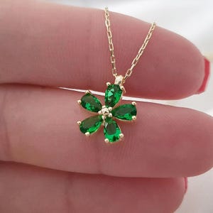 14k Solid Gold Dainty Emerald Daisy Necklace For Her, 18k Flower Charm Necklace, May Birthstone 10k Gold Pendant For Gift, Gemstone Jewelry